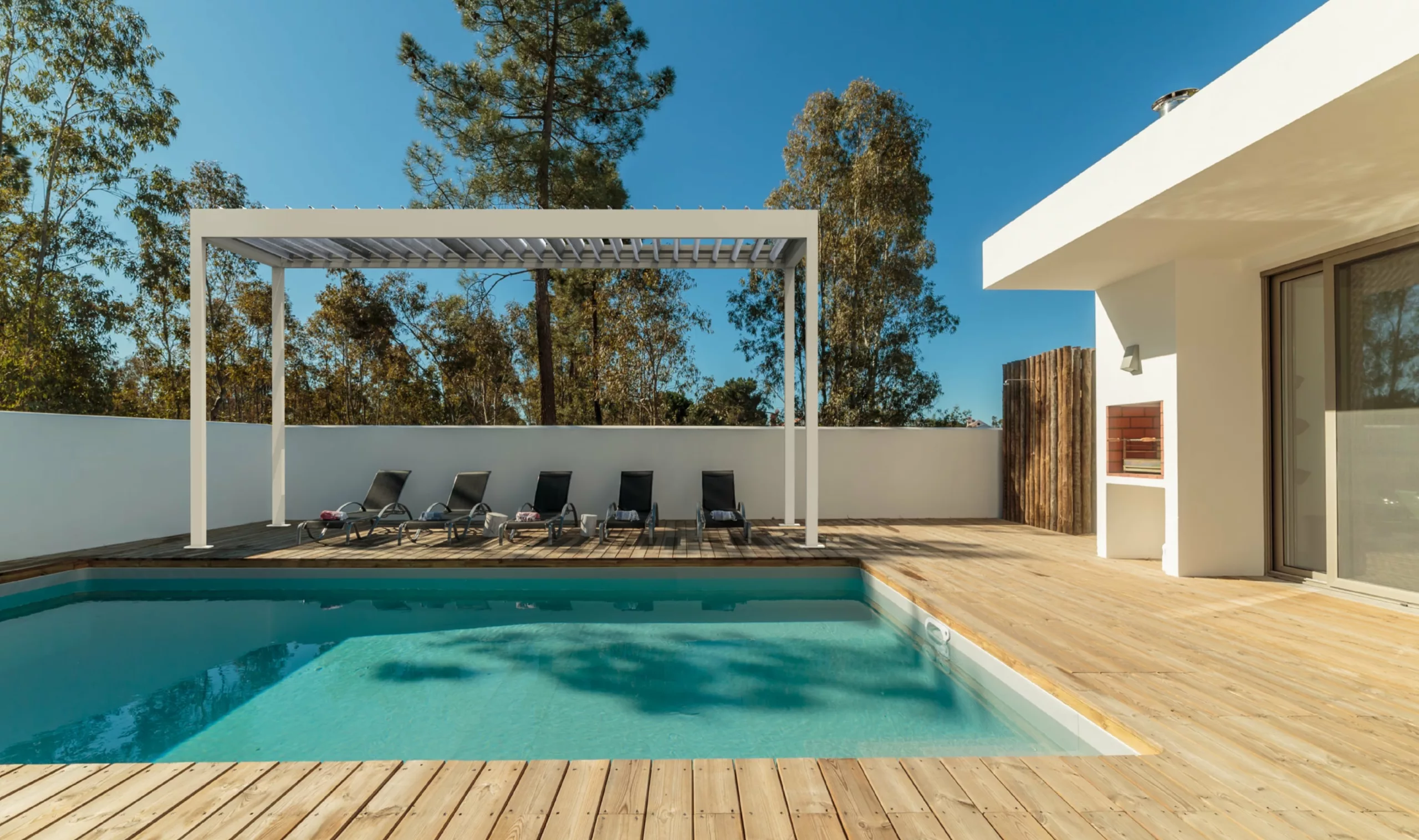 Pergola mit Lamellendach: B4000 x A5600 mm Regulierung der Sonneneinstrahlung. Innovativer, bioklimatischer Aufbau.