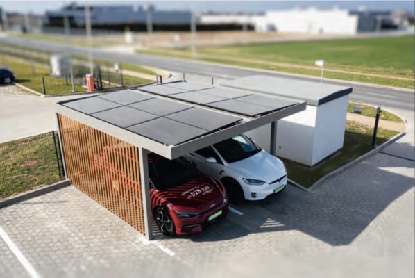 Der Carport mit Geräteraum