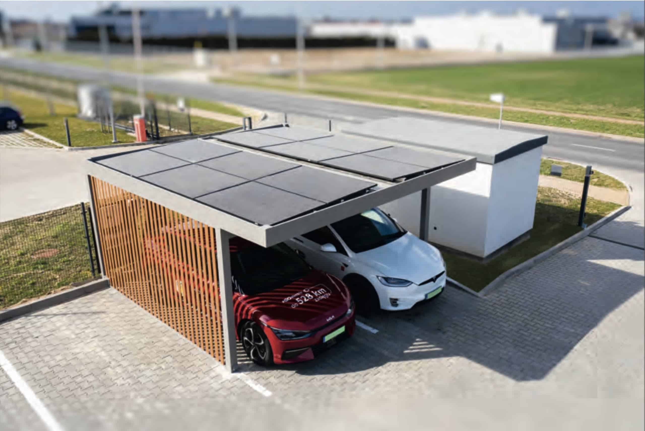 Der Carport mit Geräteraum