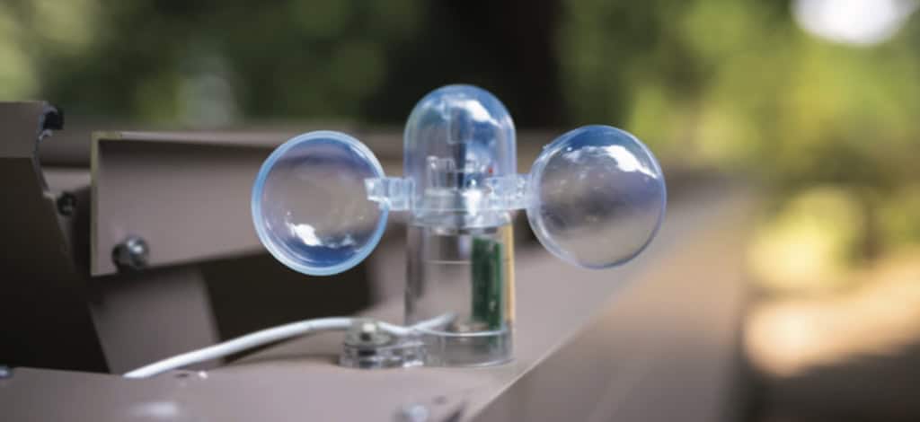 Wetter-Sensoren - Die vom Regen-, Wind- und Temperatursensor gesendeten Signale bei Wind-, Regen- oder Schneealarm lösen eine entsprechende Reaktion der Screendach- oder Rollladensteuerung aus und sorgen für Sicherheit und Komfort.