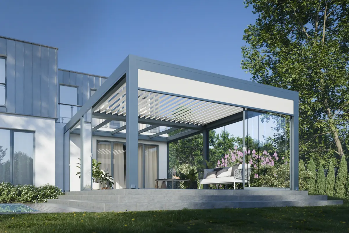 Modernes, freistehendes Lamellendach aus Aluminium in Anthrazit als bioklimatische Pergola und exklusiver Sonnenschutz im Garten.