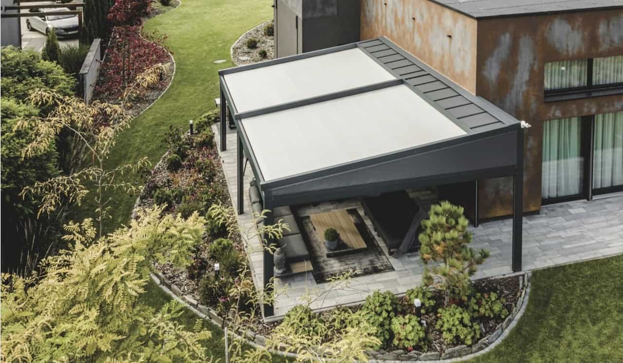 Moderne, feste Terrassenüberdachung aus Aluminium in Anthrazit mit integrierter Unterdachmarkise als eleganter Sonnenschutz für eine designorientierte Gartengestaltung.