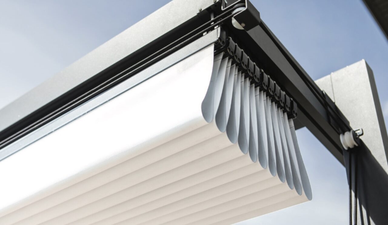 Technische Detailansicht der robusten Aluminium-Führungsschienen und Laufwagen einer hochwertigen Pergola-Markise für langlebigen Sonnenschutz.