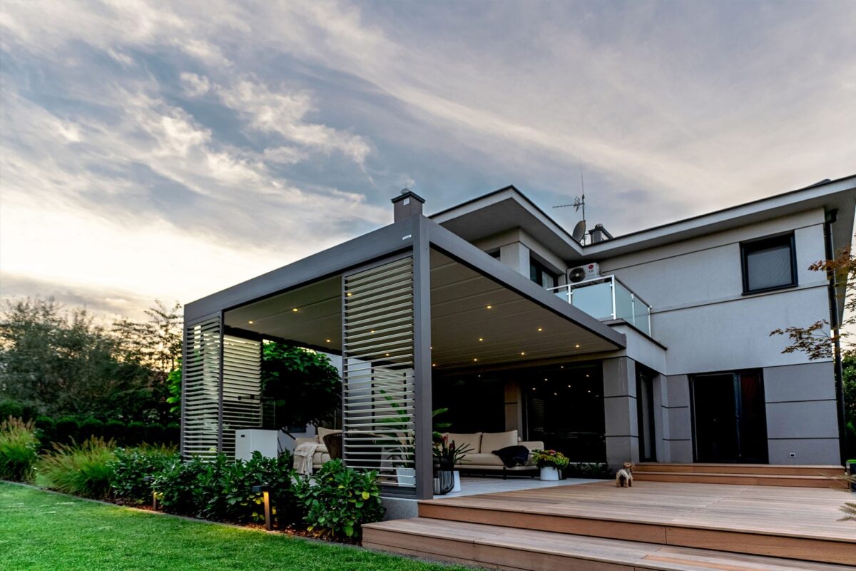 Terrassenüberdachung mit Sonnenschutz Montage