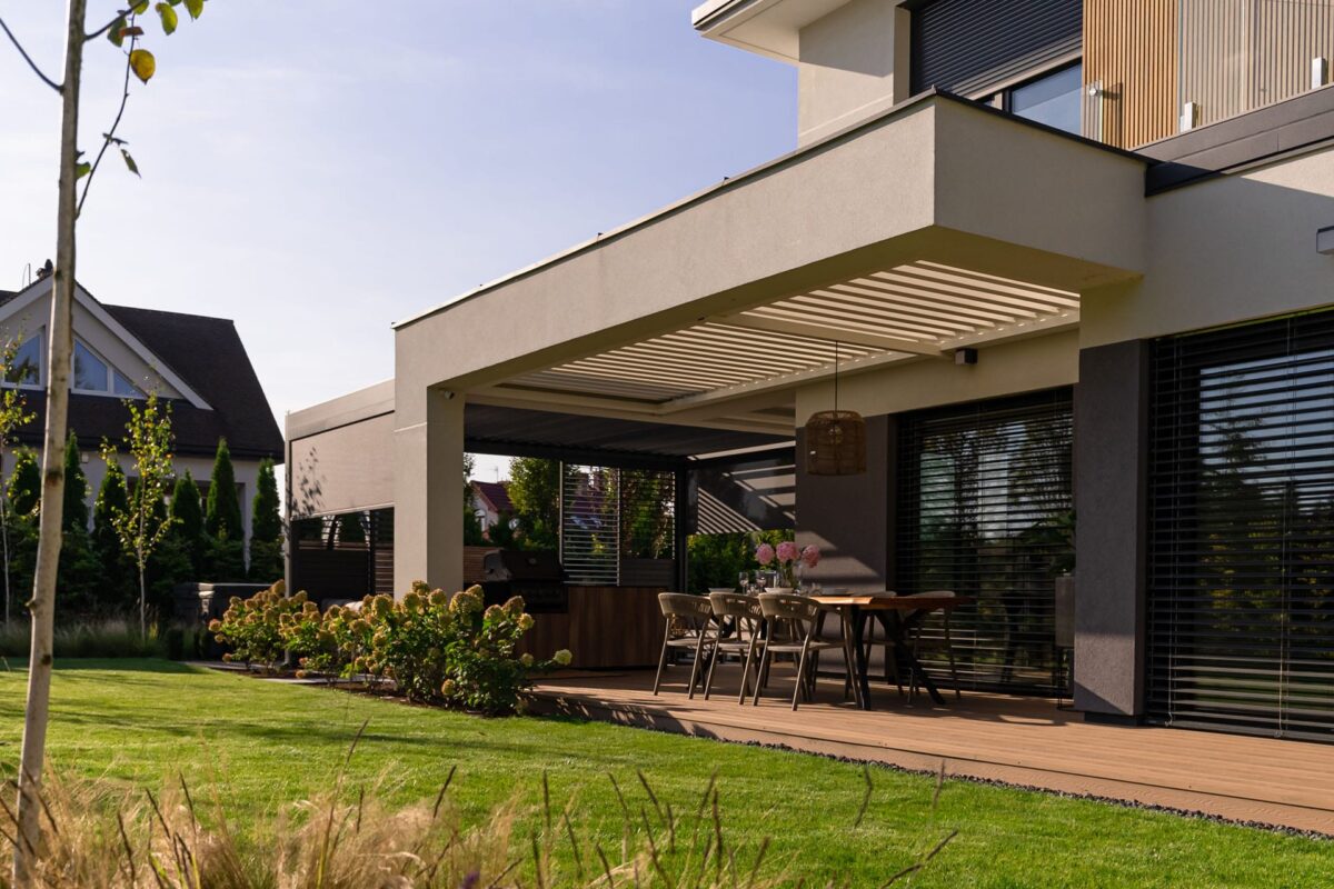 Terrassenüberdachung mit Sonnenschutz Montage