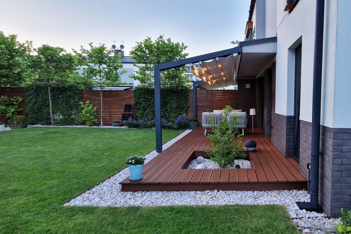 Terrassenüberdachung mit Sonnenschutz Montage